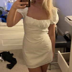 Zara vit klänning - Superfin klänning från zara med broderi detaljer som jag tänkt ha på min student men nu hittat en annan klänning🤍💞