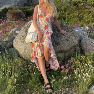 Sommarklänning  - En helt otrolig sommarklänning från & other stories! Jag är 170 cm lång. Det är jag på alla bilder. 