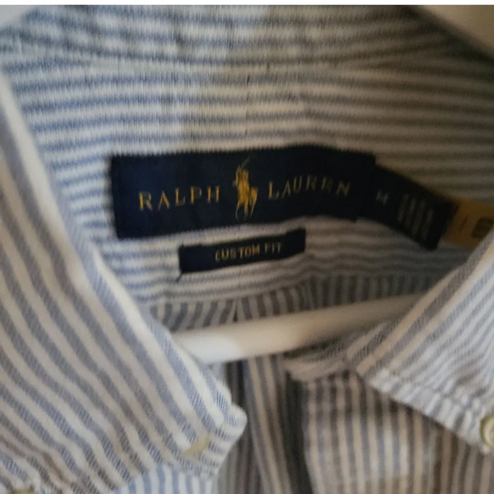 Ralph lauren blåvit skjorta i custom fit. Storlek M. Endast använt ett fåtal gånger. Skjortor.