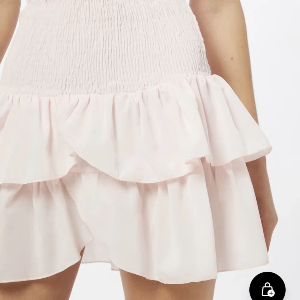 Slutsåld pastellrosa kjol. Köpte den i danmark för 500kr för typ 1 månad sen💕🩷 - som ny och bra kvalitet. Kjolar.