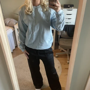 Ljusblå sweatshirt - Ljusblå sweatshirt i fint skick!