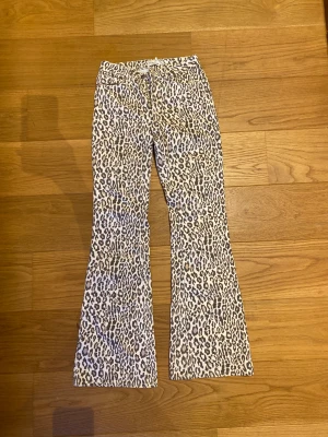 Leopard jeans nakd  - As snygga jeans, tyvärr för små. Skriv för fler frågor !!!!💕