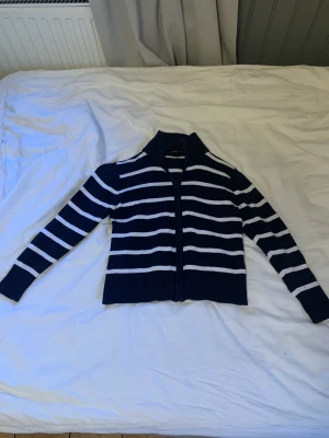 Stickad zipup  - Fin randig stickad zip-up som passar perfekt till sommarkvällar! Sitter snyggt på S/M men märkt L💜