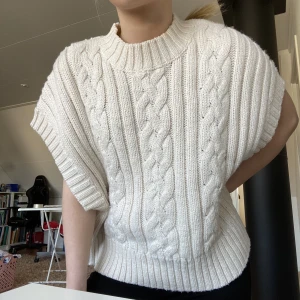 Vit stickad väst - Superfin vit stickad väst från Monki i jättefint skick, använd bara några få gånger. Skönt material. Storlek S
