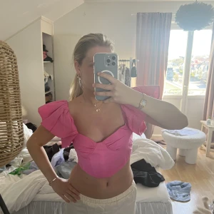 Rosa volang topp - Säljer denna så söta volang topp, prislapp kvar helt oanvänd 
