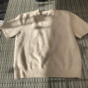 Stickad kortärmad tröja från hm  - Nästan helt ny tröja från hm, säljer pågrund av att den inte används längre. Storlek S