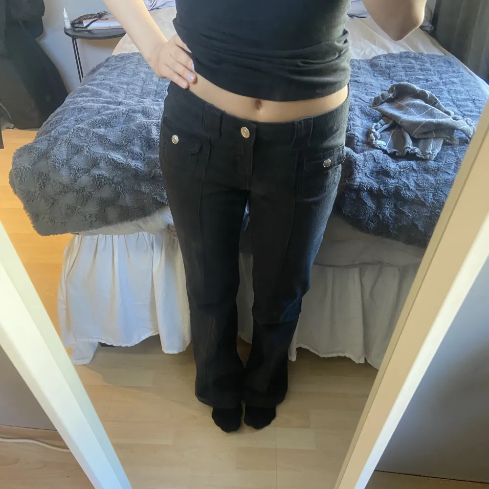 Dessa populära low waist jeans från hm som är helt slutsålda, strl 40 men passar mig som vanligtvis brukar ha 36🫶! Säljes pga att jag redan har ett par likadana! Säljes för 200kr + frakt. Jeans & Byxor.