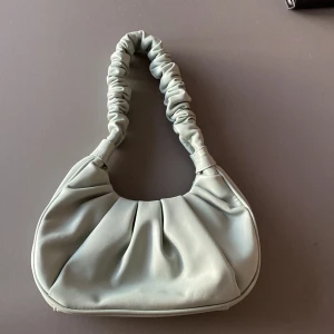 Croissant bag, Axelväska  - En jättefin väska💗Använd några gånger. Ungefär 25 cm bred. Köparen står för frakt! 