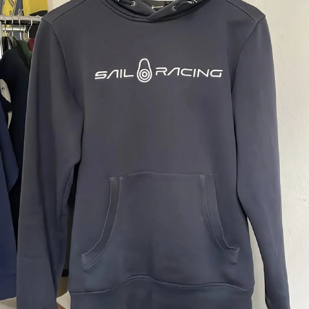 Blå Sail racing hoodie som är använd ett fåtal gånger.. Hoodies.