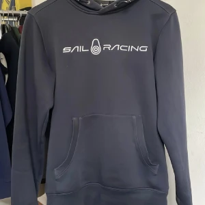 Sail racing  - Blå Sail racing hoodie som är använd ett fåtal gånger.