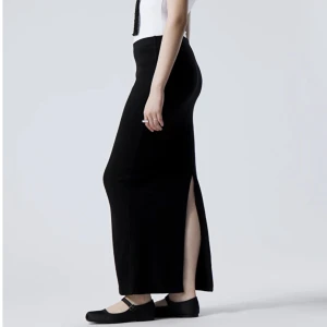 Svart maxi kjol - Svart maxi kjol från Weekday. Helt ny, säljer då den är för stor för mig. 