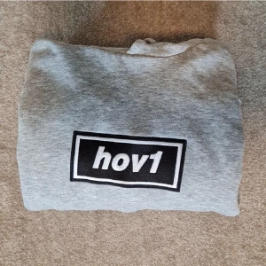 Hov1 merch - Säljer min grå hov1 hoodie i bra skick köpt för 600kr, skriv för fler bilder