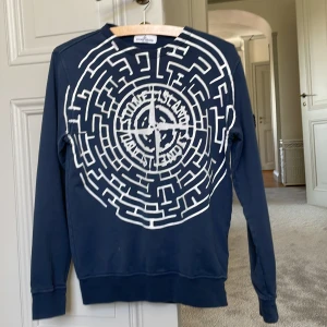 Stone Island tröja XS - Säljer denna feta limited-edition Stone Island tröjan i XS | Nypris: 3000 kr | Mitt pris: 1150 kr | Skick 9/10 | Hör av er vid minsta fråga eller fundering :)