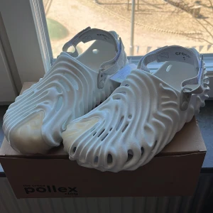 Crocs pollex - Säljer mina sprillans nya crocs pollex clog då jag köpte fel storlek på dom. Skorna är jättesköna. Har testat dom en gång men har aldrig använt dom utomhus. Skriv för fler bilder. Passar som 44.