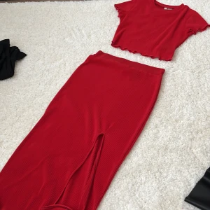 NEW IN SET - Helt nytt rött urgulligt set som passar utmärkt till en utekväll eller bara att ha till vardags🌸 xs men passar även en liten s.