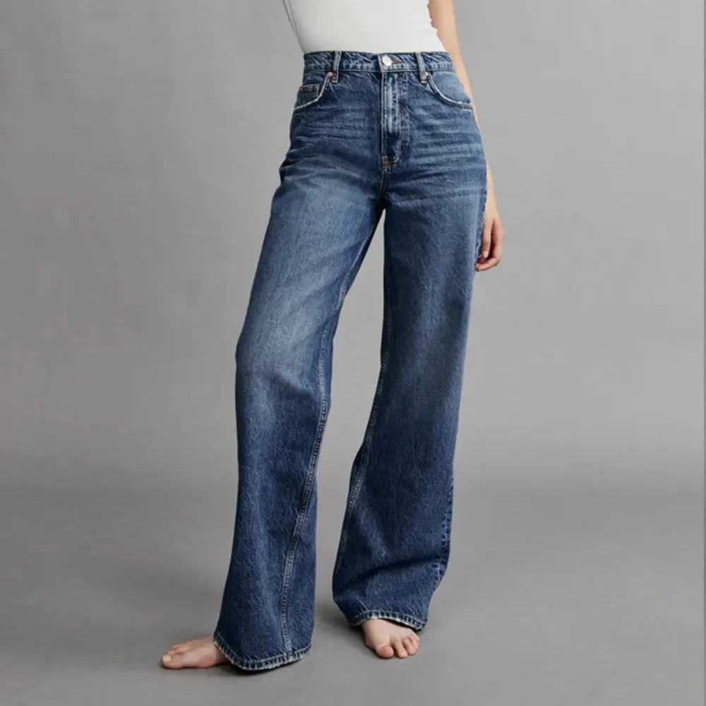 Jätte snygga breda ljusblåa högmidjade jeans från Ginatricot. Pris kan diskuteras i dm.. Jeans & Byxor.