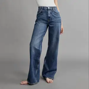 Jätte snygga breda ljusblåa högmidjade jeans från Ginatricot. Pris kan diskuteras i dm.