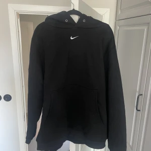 Vintage Nike hoodie - Sitter som en Large. Tjockt skönt material, bra skick! (Står xxl som size i tröjan, men sitter som sagt som en vanlig large, passar även medium som oversized)