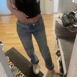 Jeans - Säljer mina helt oanvända low waist straight jeans❤️använda 1-2 gånger max. Nypris: 400