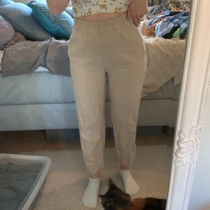 Beige byxor - Beige byxor från zara i storlek M