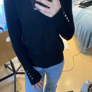 Långärmad tröja med nitar - Säljer denna fina långärmade tröjan med nitar vid slutet av ärmarna från Zara. Använd ett fåtal gånger. 