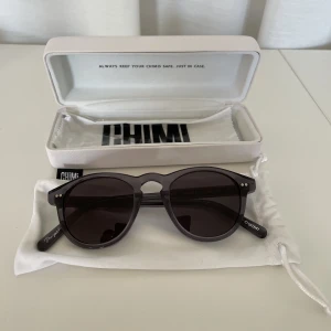 Chimi 002 - Säljer dessa chimi #002 i färgen ginger. Solglasögon är väldigt sparsamt använda och putsduken är oöppnad. 