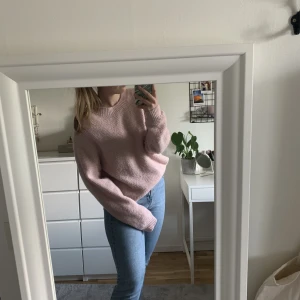 Stickad tröja  - Ljusrosa stickad tröja från Cubus. Supergosig och sitter lite oversized, kommer tyvärr inte till använda hos mig. Pris går att diskutera och köparen står för frakten🥰pris kan diskuteras vid snabb affär❤️