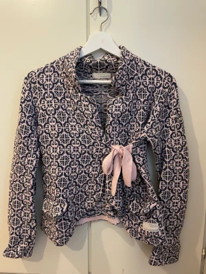 Odd molly kofta  - Odd molly kofta, rosa och mörkblå. Strl 1 alltså 36 men funkar för 38 också. Använd några gånger men inga defekter eller skador