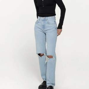 Jeans i modell 90s High Waist från Gina Tricot. Använda någongång men blivit liggandes i garderoben. Köparen betalar frakten och pris kan diskuteras vid snabb affär🥰