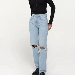 Jeans - Jeans i modell 90s High Waist från Gina Tricot. Använda någongång men blivit liggandes i garderoben. Köparen betalar frakten och pris kan diskuteras vid snabb affär🥰