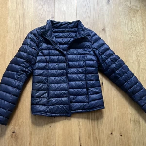 Vår jacka, Hollies  - Marinblå vår jacka från Hollies   Storlek: XS  Kontakta mig vid intresse eller andra frågor! 🤍