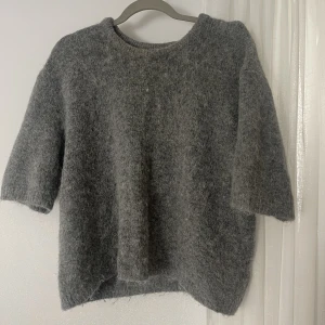 Stickad tshirt - Så fin stickad tshirt från Lindex perfekt till hösten!  Storlek M 