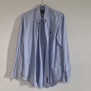 Säljes fin Marlboro Classic skjorta ljusblå med vita ränder. Storlek medium