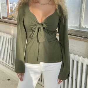 Maddy blouse  - Säljer denna fina tröjan från Design by si❤️ Endast använd en gång och är som i nyskick! Köpte den för drygt 500kr inklusive frakt, skriv gärna privat om du har några frågor❤️