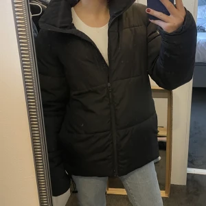 Jacka - Säljer min dunjacka som köptes förra vintern. Den har en liten difekt vid ena fickan (skickar bild vid intresse). Sedan har även vadden blivit lite ojämn men de är inget man tänker på när den är på. Jackan är i storlek xs men passar även en s💗