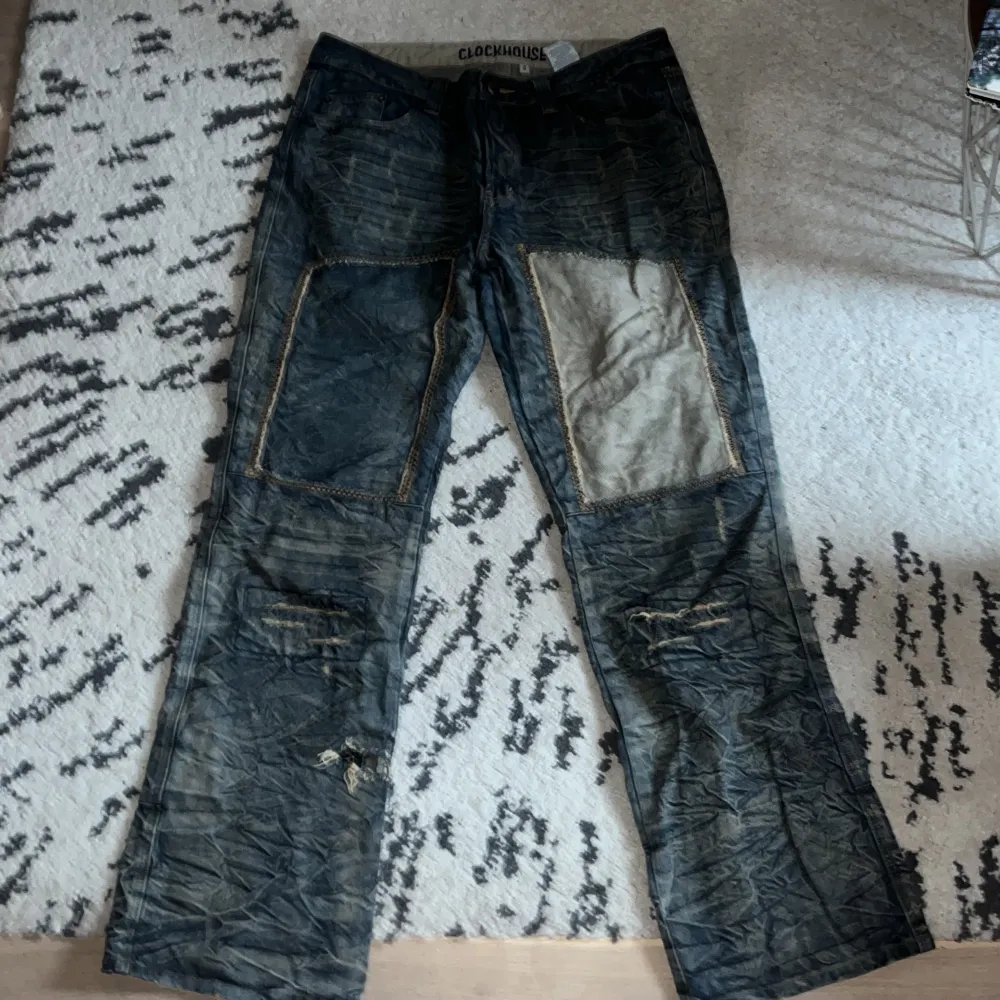 Hard distressed Jeans no name brand pris diskuterbart as always . Jeans & Byxor.
