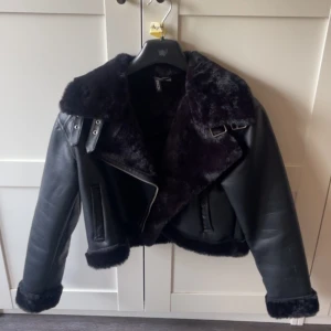 ”Bikerjacka”/skinnjacka - Svart ”bikerjacka” från hm i storlek s🤍Nyskick, funkar för höst/vinter
