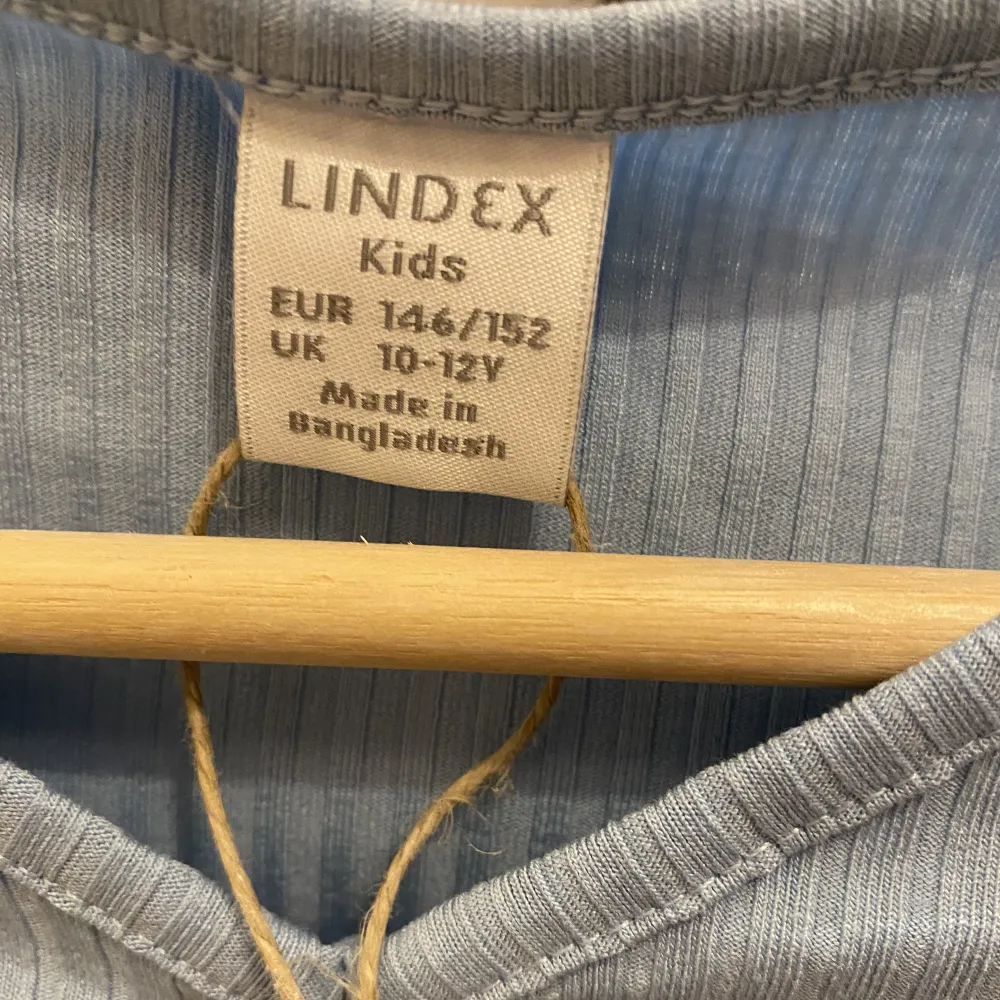 Nu säljer jag denna topp från Lindex. Den är aldrig använd och har lappen kvar🩵pris går att diskutera❤️. T-shirts.