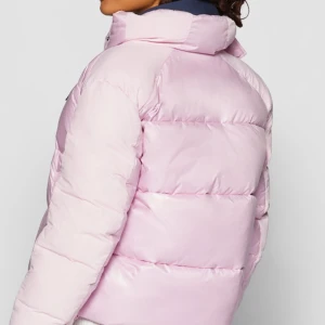 TONAL BADGE PUFFER - vinterjacka- french orchid  - Jag säljer den för att jag beställde en för liten storlek, den är för kort i armarna men den är annars jättefin och i toppskick , Tyvärr har jag inte kvar kvittot eftersom jag tappade bort det när jag flyttade. 