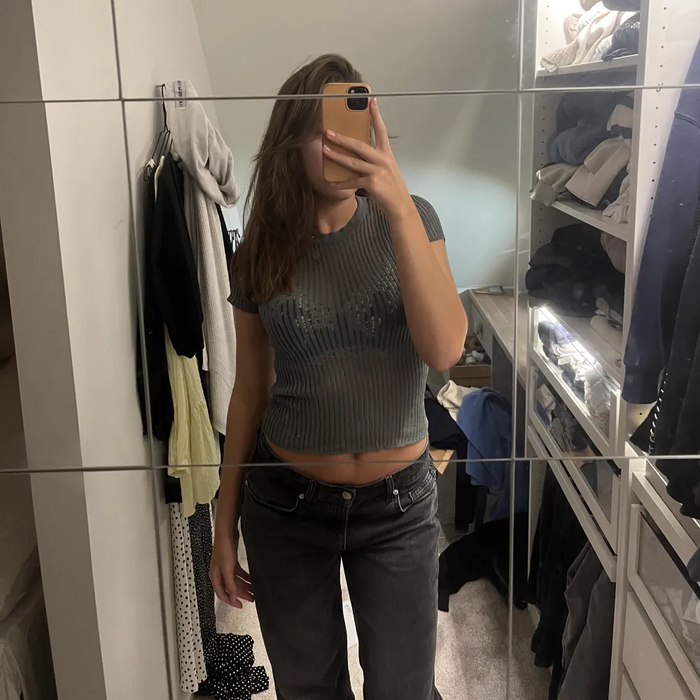 Jättefin grön lite genomskinlig topp från zara som knappt är använd💕. Toppar.