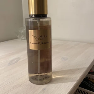 victoria secret fragrance mist - säljer min coconut passion mist från victoria secret, inte mycket använd och nypris på 250