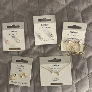 Oanvända smycken  - Oanvända smycken. 4 par örhängen och ett armband i silver från Glitter. Ett par örhängen saknar sin ena ”udd” och ett par har tappat två diamanter men inget som syns. 1 för 50kr, alla för 200kr!