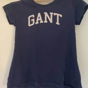 GANT T-shirt💙 - Köpte denna tröja på plick för ganska länge sen men har inte kommit till användning så mycket😊 fråga gärna om fler bilder❤️