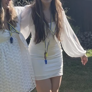 Studentklänning  - Säljer min studentklänning! Köpt hos nelly för 499kr🥳 tyvärr ända bilden jag har på den där den syns, fler bilder kan fixas!
