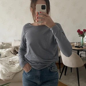 Topp - Blå topp med öppen rygg. Storlek XXS men passar mig som har xs.