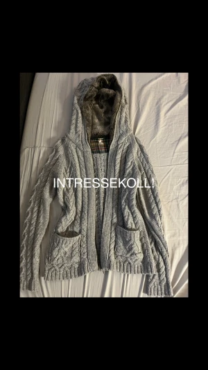 grå kofta från white stuff  - intressekoll* kanske säljer en jätte mysig kofta från white stuff 💕är tyvärr lite för stor för mig, sitter som L/XL skulle jag säga 🩷 INGA DEFEKTER! har använt bara en gång <3