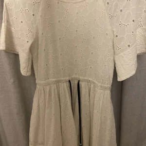 Vit klänning - Så söt klänning från märket ”How To Kiss A Frog”! Köpt på NK för 500kr. Använd ca 2 ggr så inga defekter. Säljer pga att den tyvärr inte passar längre! Pris kan diskuteras😇 Storlek 152 men passar Xs!