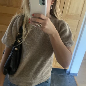 Stickad T-shirt - En jättesöt brun stickad kortärmad tröja som passar perfekt till hösten💕💕