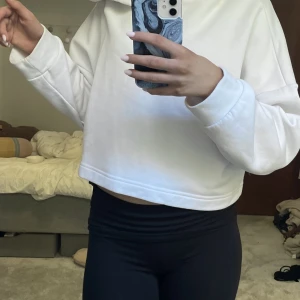 Vit cropped hoodie  - Andvänds inte längre💗