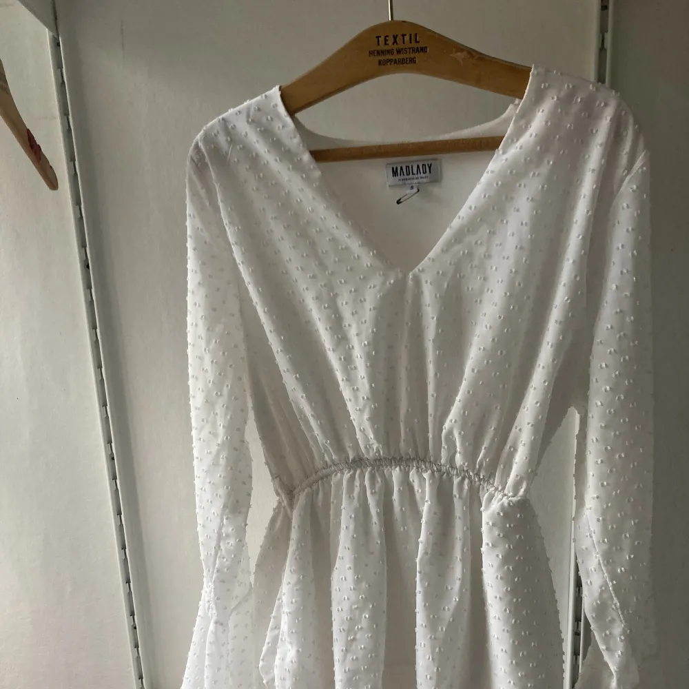 vit volangklänning från madlady i stl s💓 säljer då den e för stor. Klänningar.